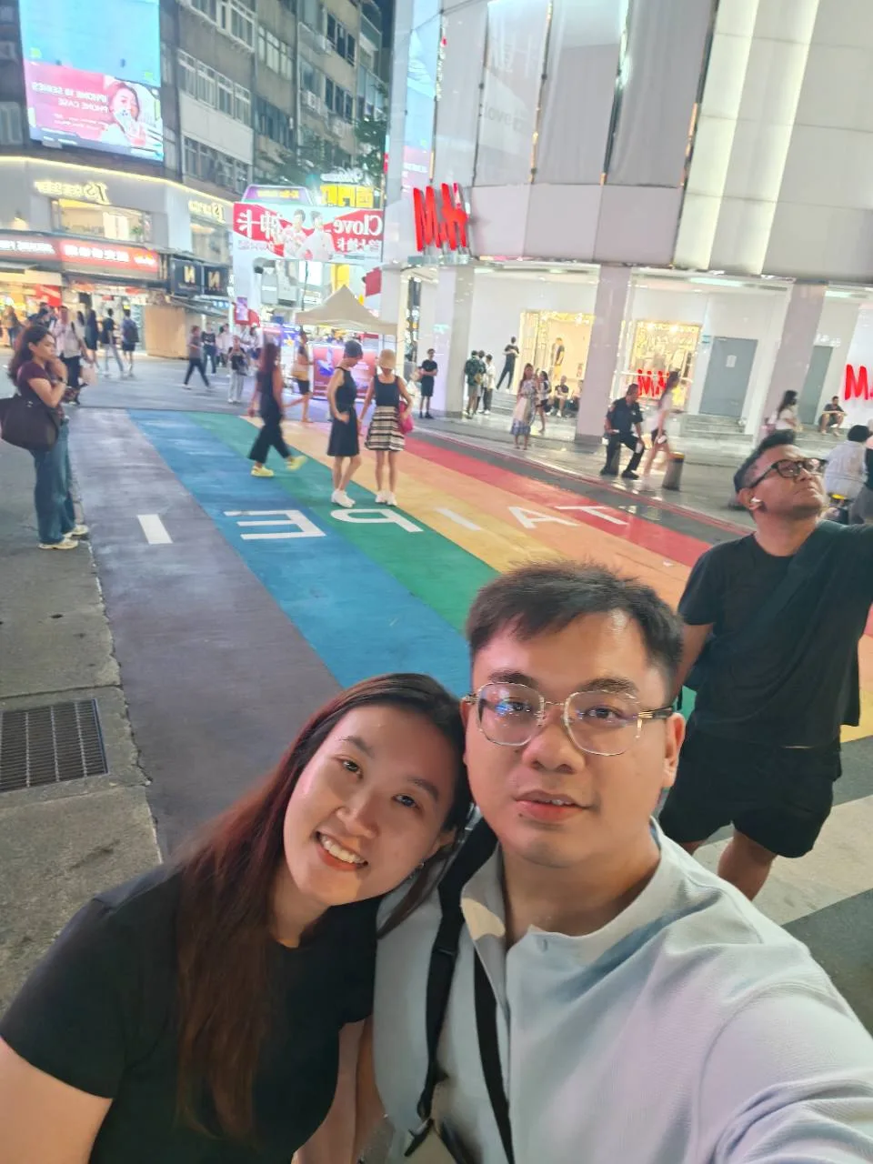 我和妻子在西门町彩虹地面前合照