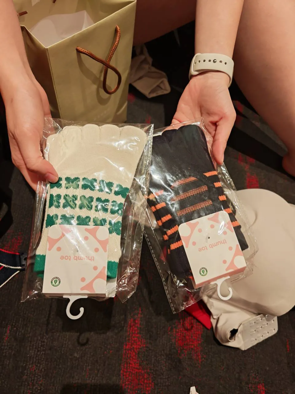 松山文创买的两双分趾袜