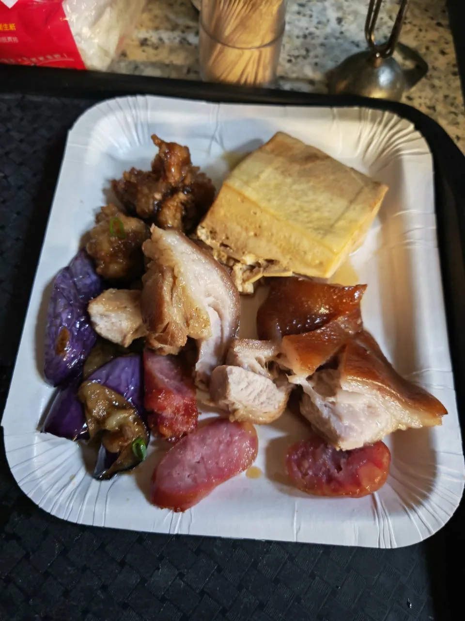 潮州粥的肉、豆腐和茄子配菜
