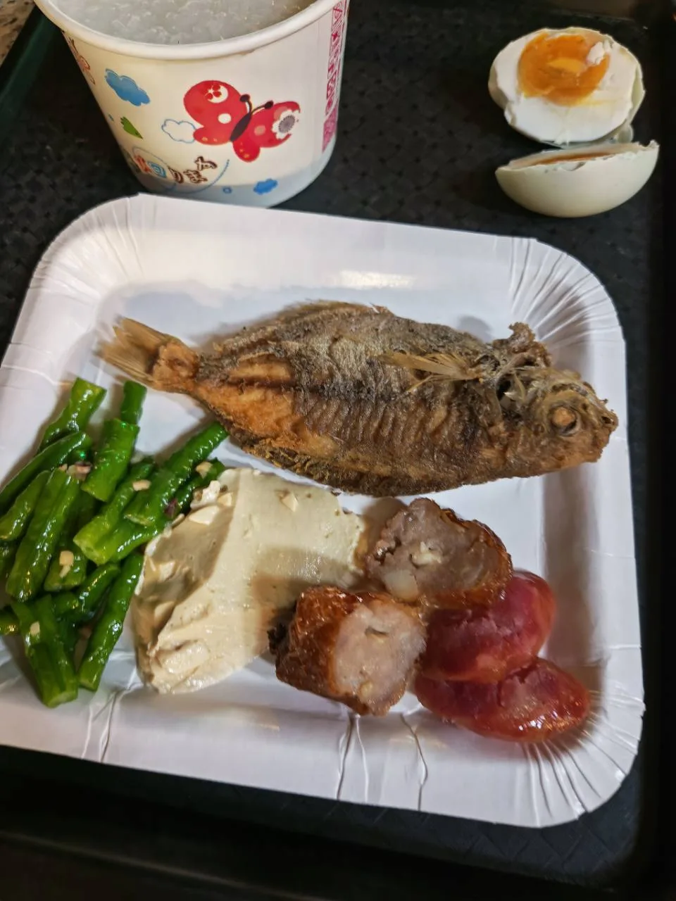 潮州粥的炸鱼和配菜
