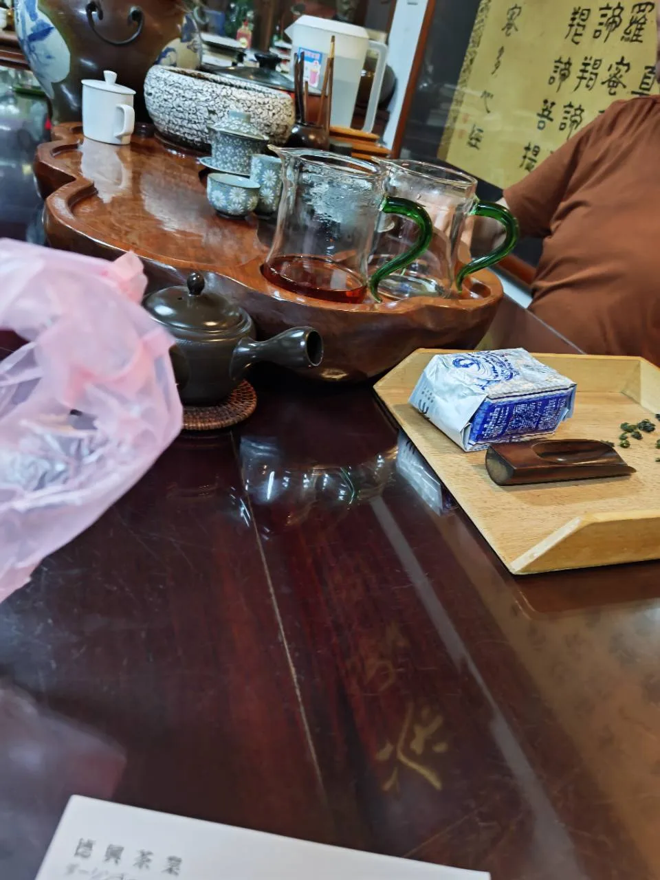 德兴茶业里的茶桌和茶具
