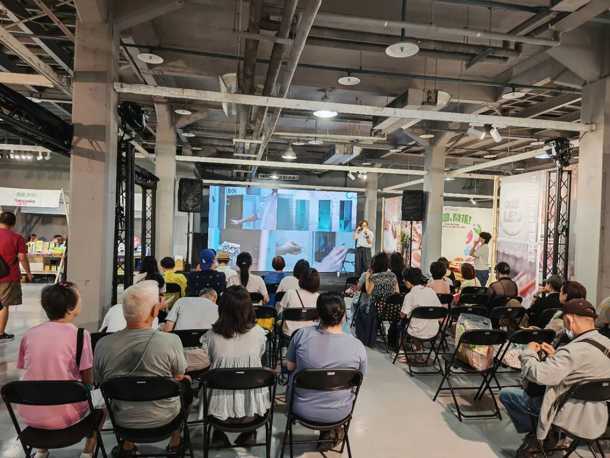 文创活动的舞台和台下观众