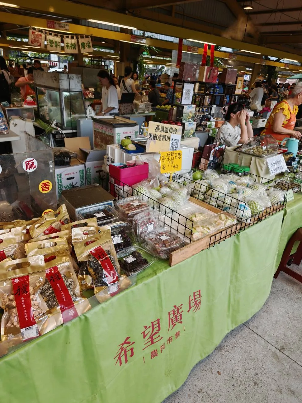 希望广场农民市集的农产和加工食品摊位
