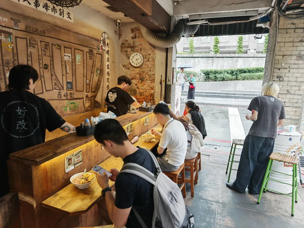 赤峰街面线町的店面和客人