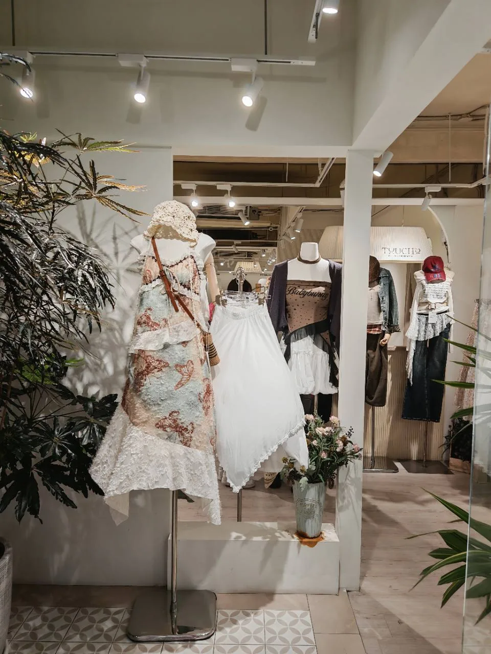 赤峰街服装店里的衣服陈列