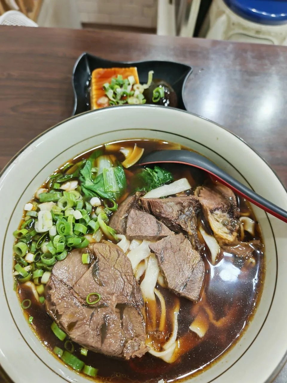 带着药材味的牛腱牛肉面
