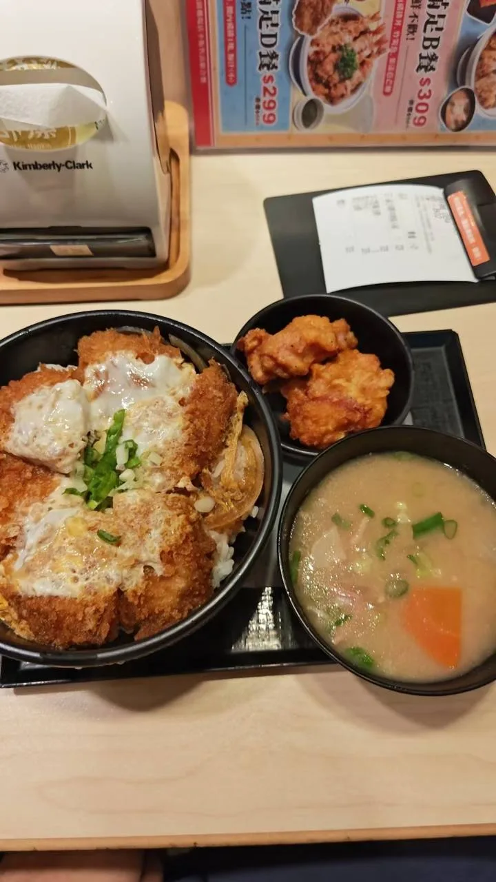 车站里的猪排饭套餐