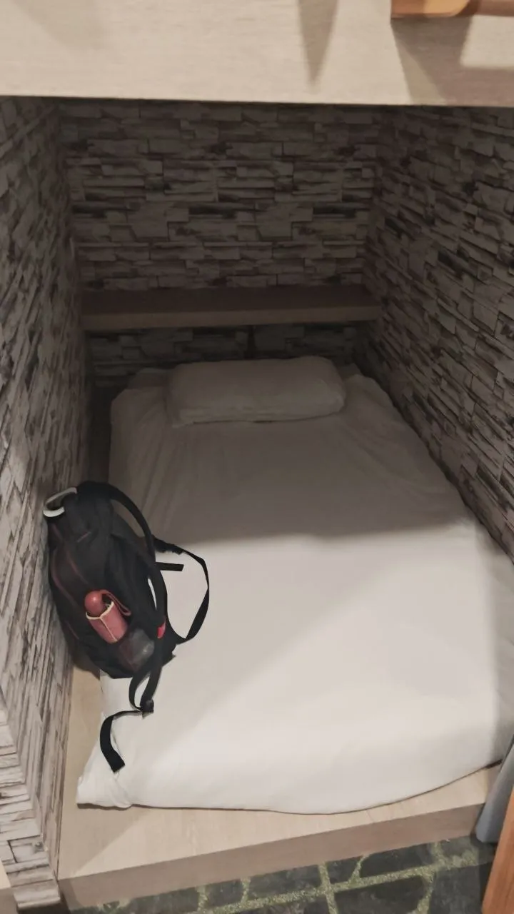 第一天青年旅舍的床位和背包
