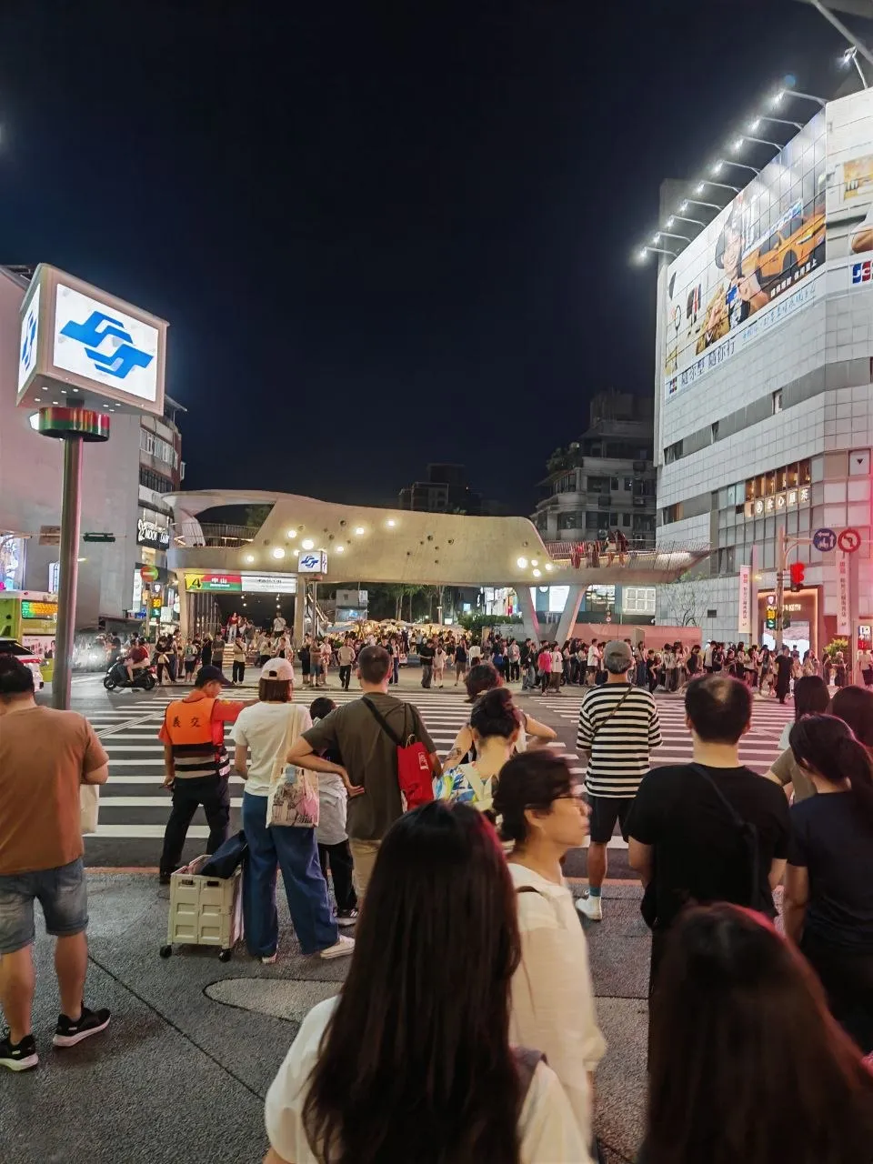 中山路夜里的街口和行人
